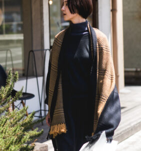 kawari ウールショール ウィーブボーダー 着用画像