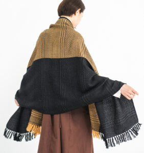 kawari ウールショール ウィーブボーダー 着用画像