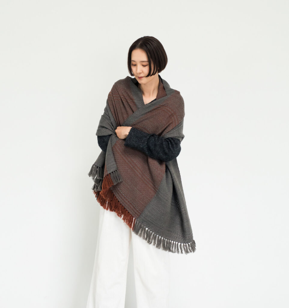 ｋａｗａｒｉ　ウールショール　ウィーブボーダー　着用画像