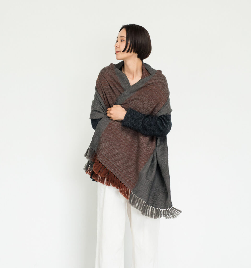 ｋａｗａｒｉ　ウールショール　ウィーブボーダー　着用画像