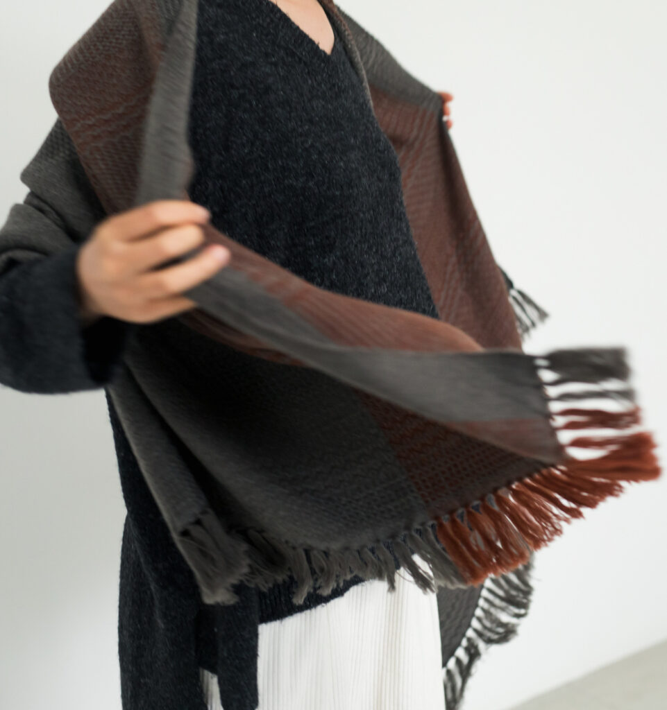 ｋａｗａｒｉ　ウールショール　ウィーブボーダー　着用画像