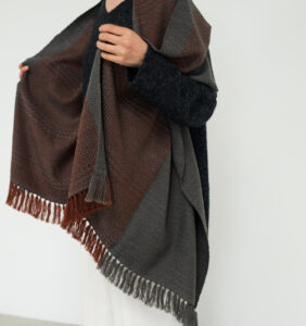 ｋａｗａｒｉ　ウールショール　ウィーブボーダー　着用画像