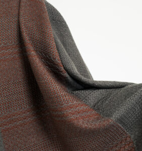 ｋａｗａｒｉ　ウールショール　ウィーブボーダー　着用画像