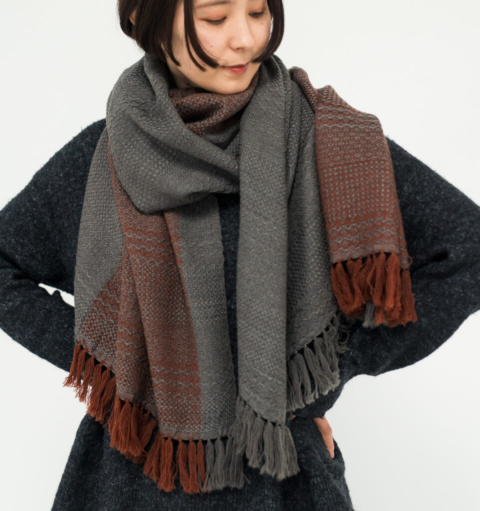 ｋａｗａｒｉ　ウールショール　ウィーブボーダー　着用画像