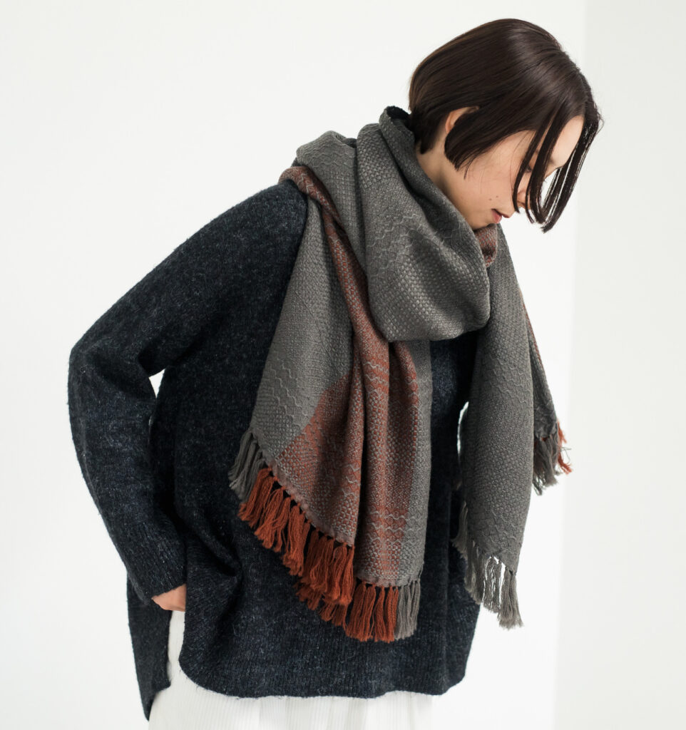 ｋａｗａｒｉ　ウールショール　ウィーブボーダー　着用画像