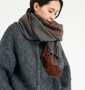 ｋａｗａｒｉ　ウールショール　ウィーブボーダー　着用画像