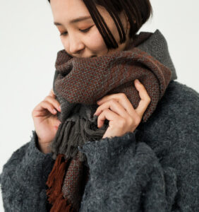 ｋａｗａｒｉ　ウールショール　ウィーブボーダー　着用画像