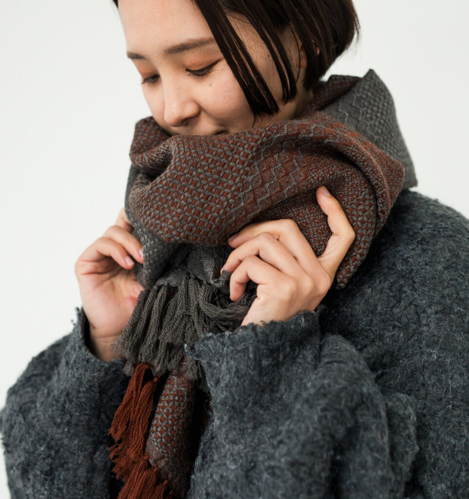 ｋａｗａｒｉ　ウールショール　ウィーブボーダー　着用画像