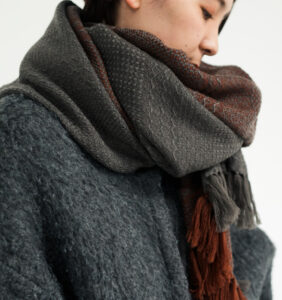 ｋａｗａｒｉ　ウールショール　ウィーブボーダー　着用画像