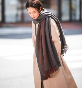 ｋａｗａｒｉ　ウールショール　ウィーブボーダー　着用画像