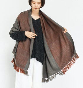 ｋａｗａｒｉ　ウールショール　ウィーブボーダー　着用画像