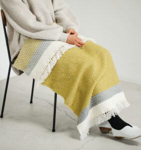 ウールブランケットショール　ドットパターン　KAWARIシリーズ　着用画像