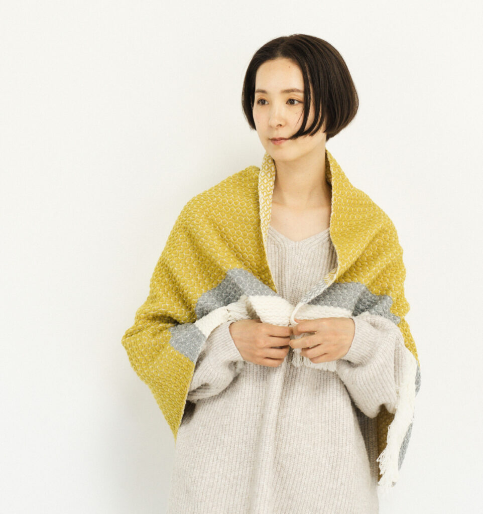 ウールブランケットショール　ドットパターン　KAWARIシリーズ　着用画像
