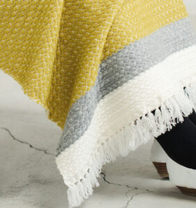 ウールブランケットショール　ドットパターン　KAWARIシリーズ　着用画像