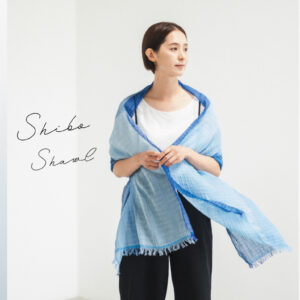 絣染めシルクコットンショール　ブルー　女性着用画像