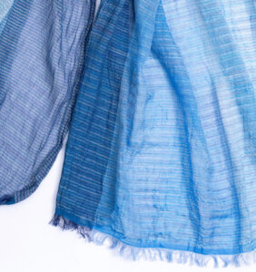 絣染めシルクコットンショール ブルー クローズアップ画像