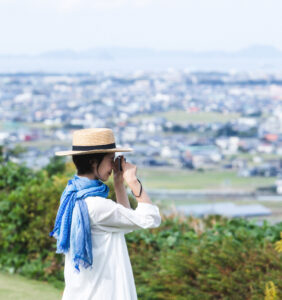 絣染めシルクコットンショール　ブルー　女性着用画像