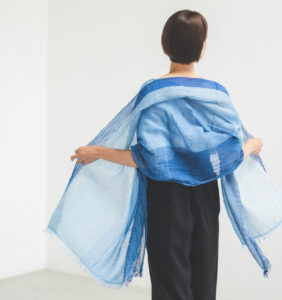 絣染めシルクコットンショール ブルー 女性着用画像