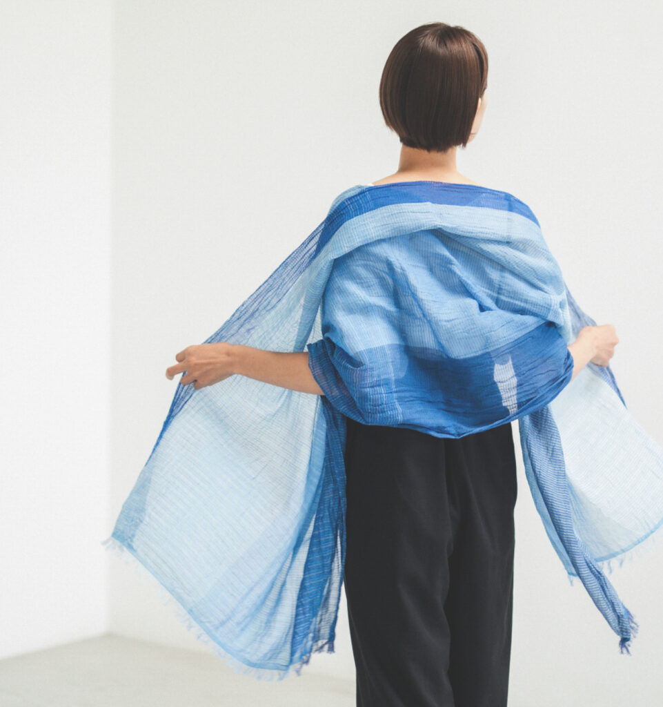 絣染めシルクコットンショール ブルー 女性着用画像