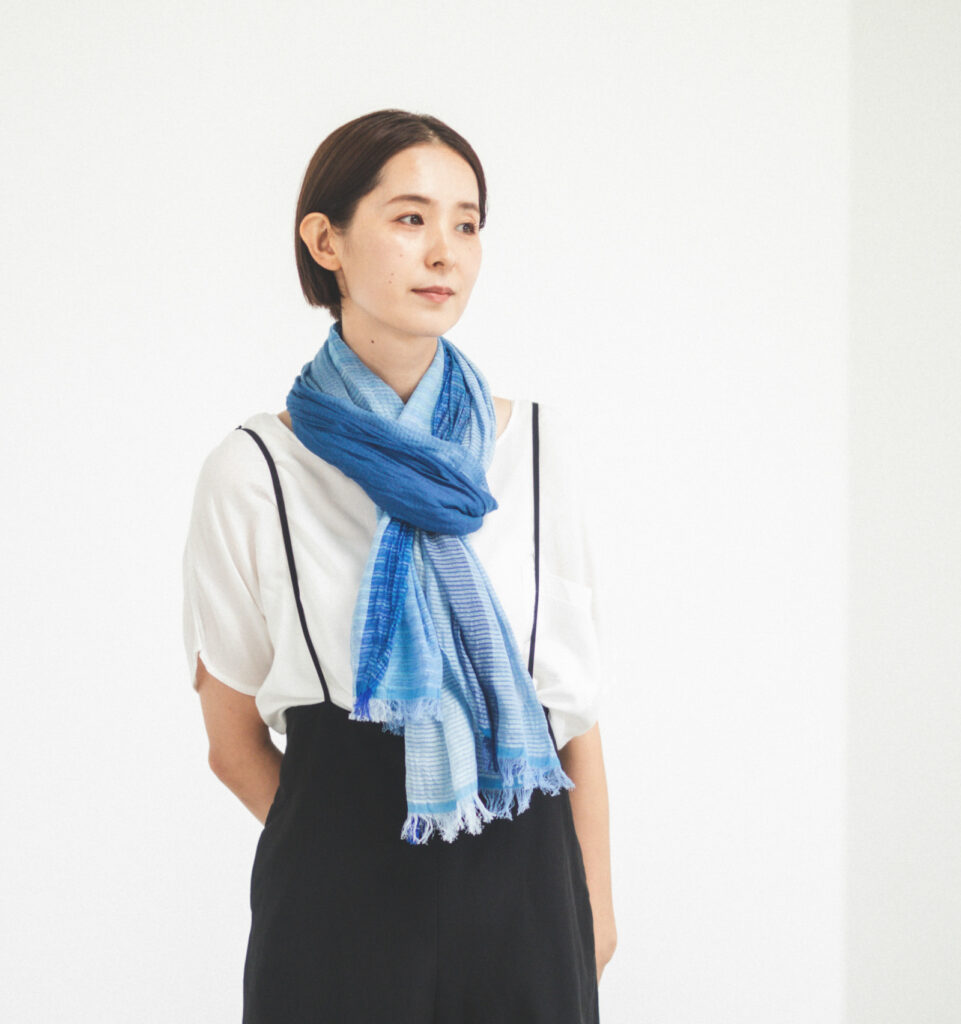 絣染めシルクコットンショール ブルー 女性着用画像
