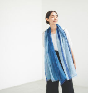 絣染めシルクコットンショール　ブルー　女性着用画像