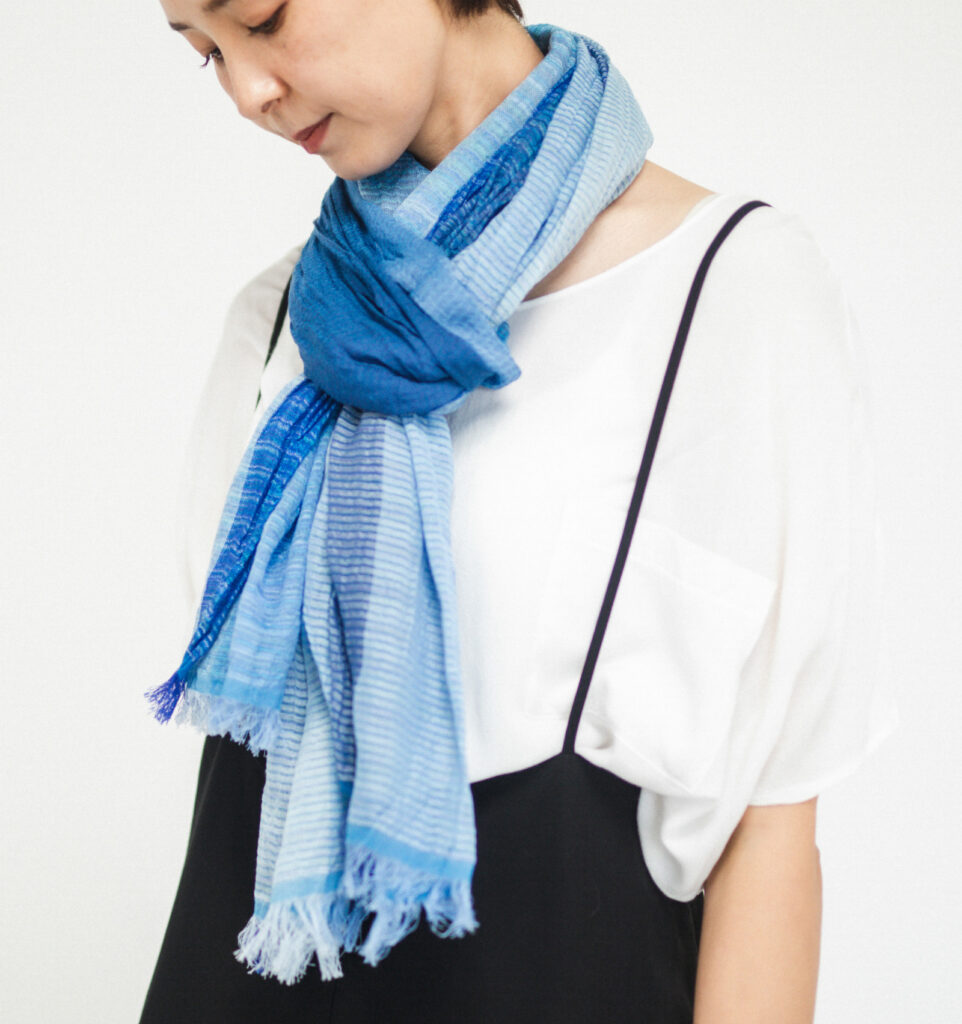 絣染めシルクコットンショール ブルー 女性着用画像