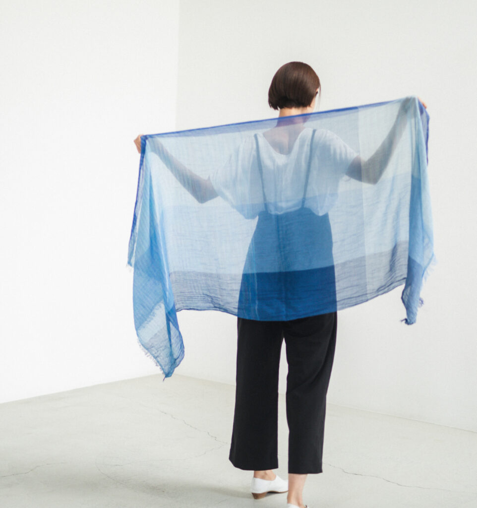 絣染めシルクコットンショール ブルー 女性着用画像
