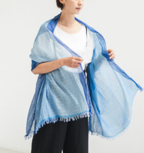 絣染めシルクコットンショール ブルー 女性着用画像