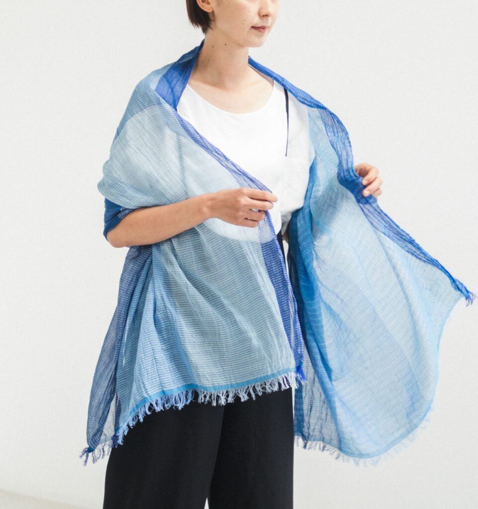 絣染めシルクコットンショール ブルー 女性着用画像
