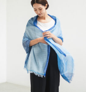 絣染めシルクコットンショール　ブルー　女性着用画像