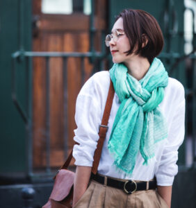絣染めシルクコットンショール　グリーン　着用画像