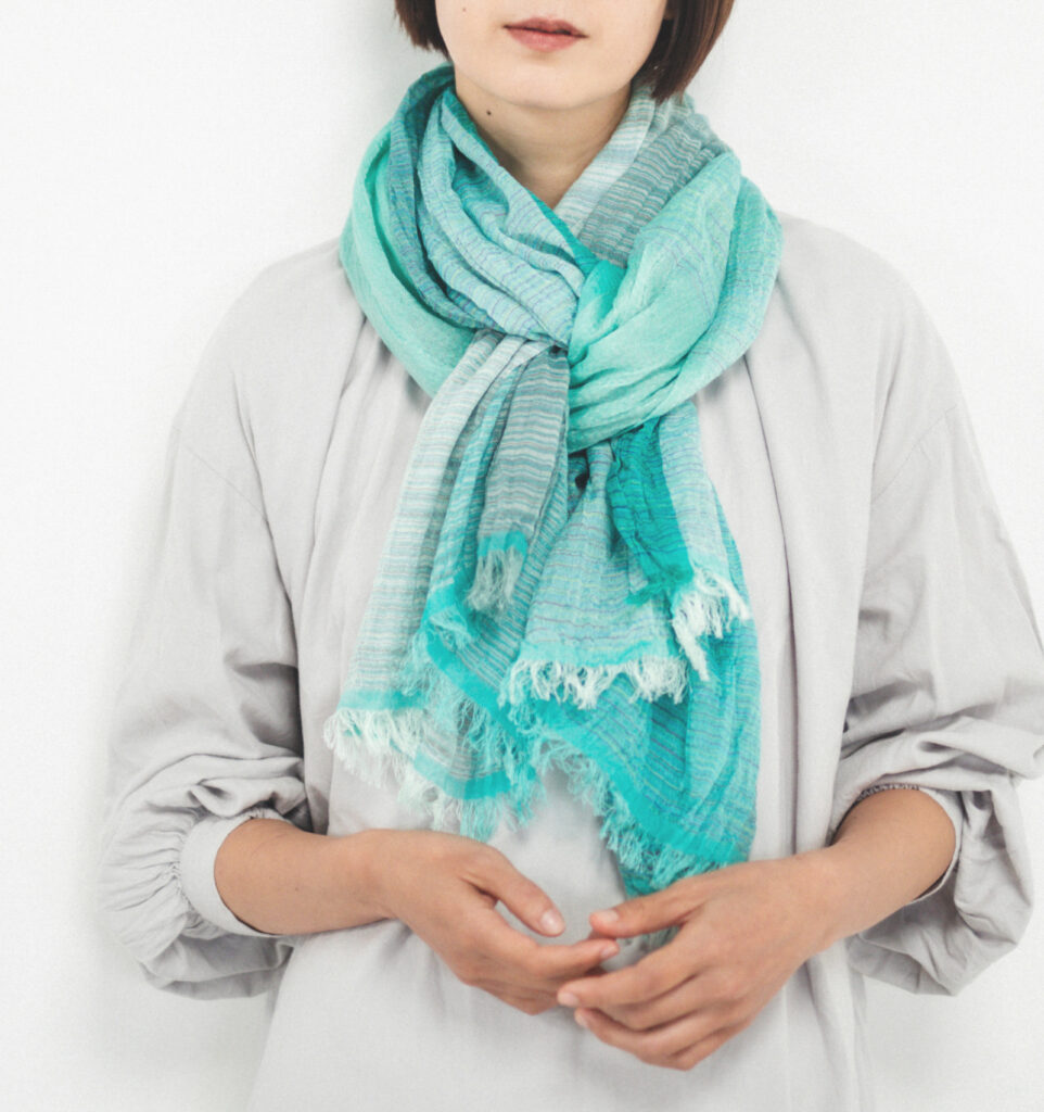絣染めシルクコットンショール グリーン 着用画像