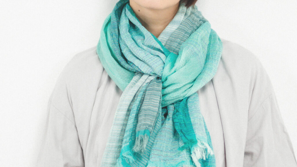 絣染めシルクコットンショール　グリーン　着用画像