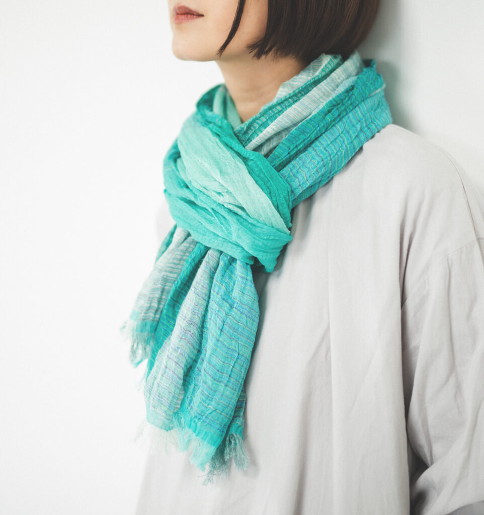 絣染めシルクコットンショール グリーン 着用画像