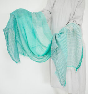 絣染めシルクコットンショール グリーン すかす様子の画像