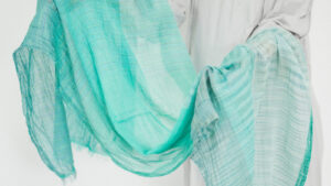 絣染めシルクコットンショール　グリーン　すかす様子の画像