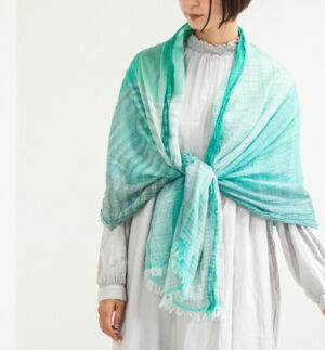 絣染めシルクコットンショール　グリーン　着用画像