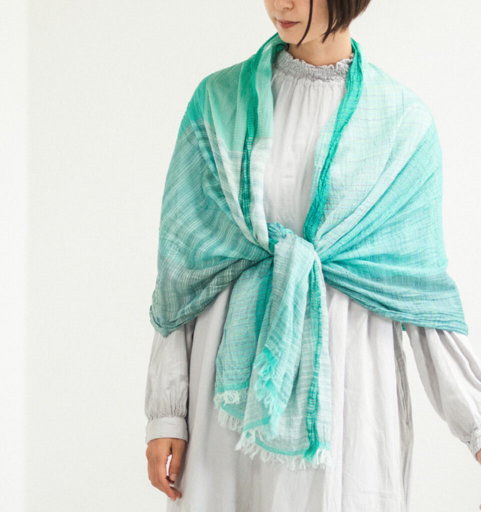 絣染めシルクコットンショール グリーン 着用画像