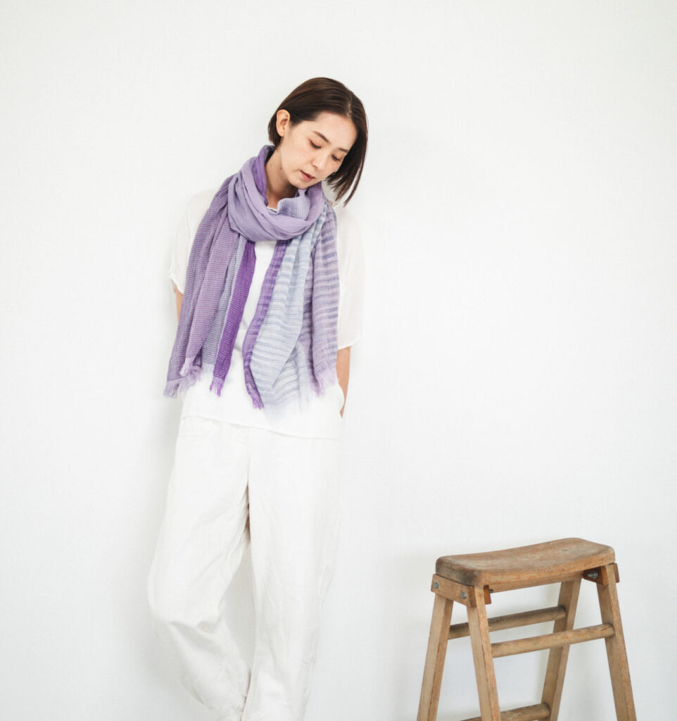 絣染めシルクコットンショール パープル 女性着用画像