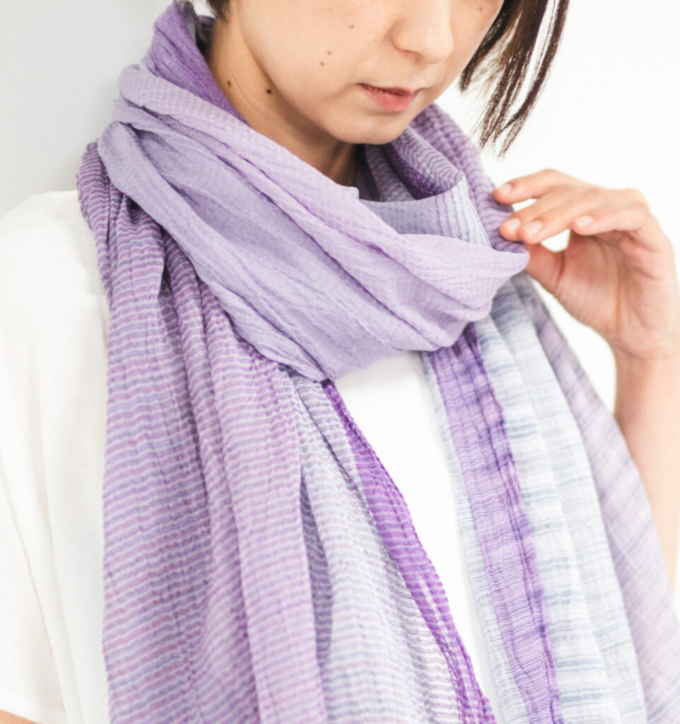 絣染めシルクコットンショール パープル 女性着用画像