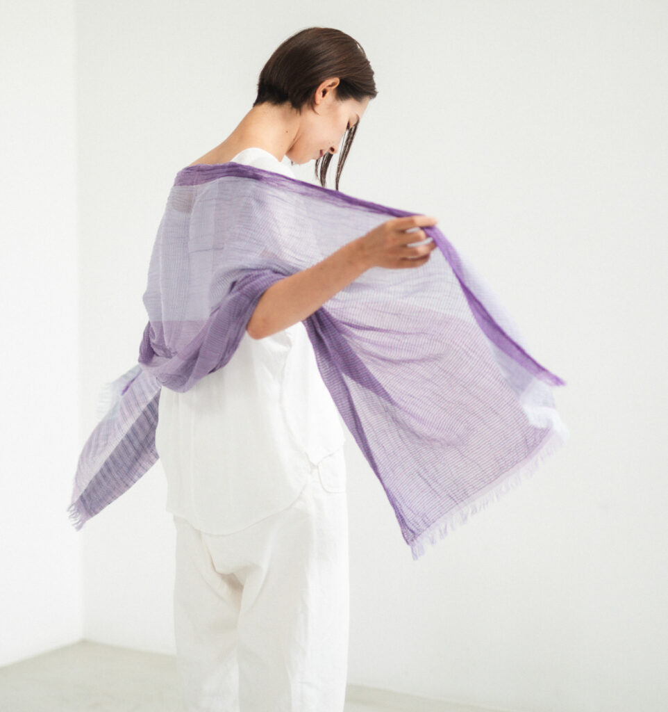 絣染めシルクコットンショール パープル 女性着用画像