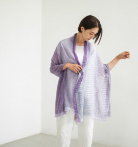 絣染めシルクコットンショール パープル 女性着用画像