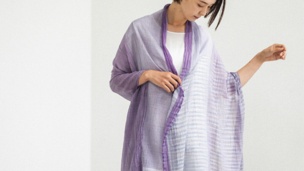 絣染めシルクコットンショール　パープル　女性着用画像