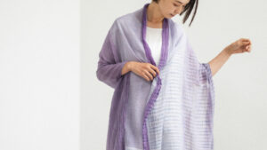 絣染めシルクコットンショール　パープル　女性着用画像