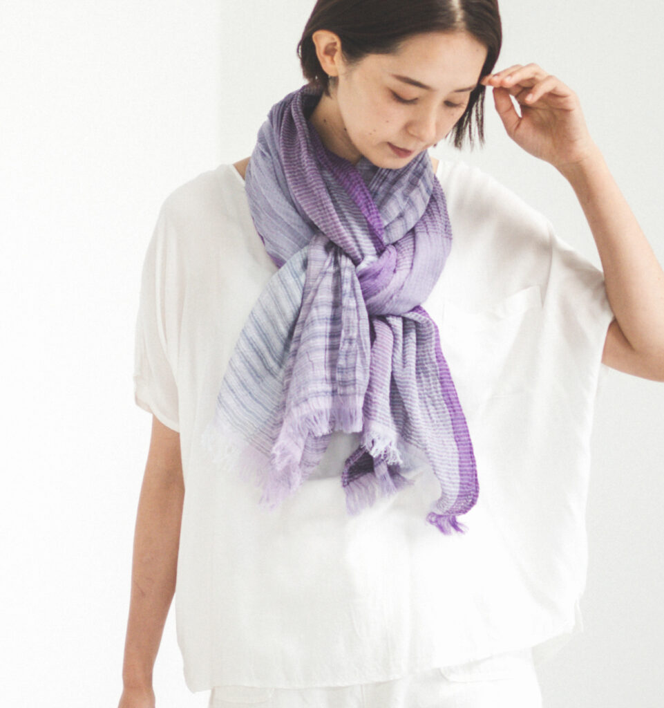 絣染めシルクコットンショール パープル 女性着用画像