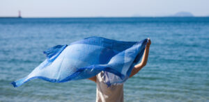 ブルーのショールと海と空