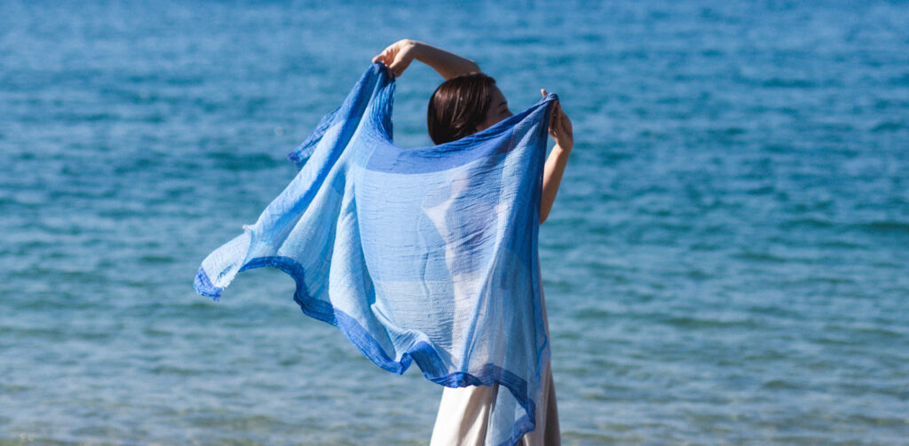 ブルーのショールと海と空