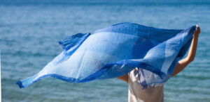 ブルーのショールと海と空