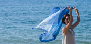 ブルーのショールと海と空