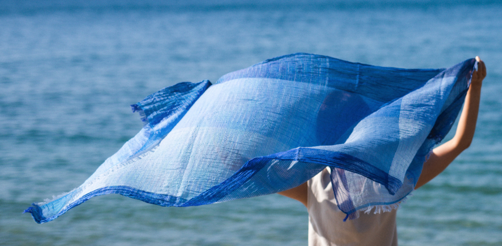 ブルーのショールと海と空